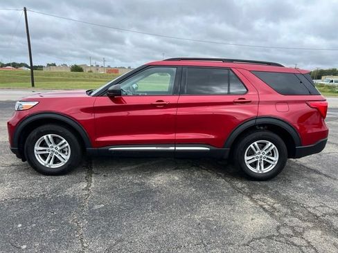 Used 2024 Ford Explorer XLT w/ Equipment Group 202A AWD/4WD image 4