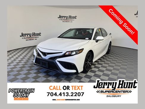 Used 2021 Toyota Camry SE image 1