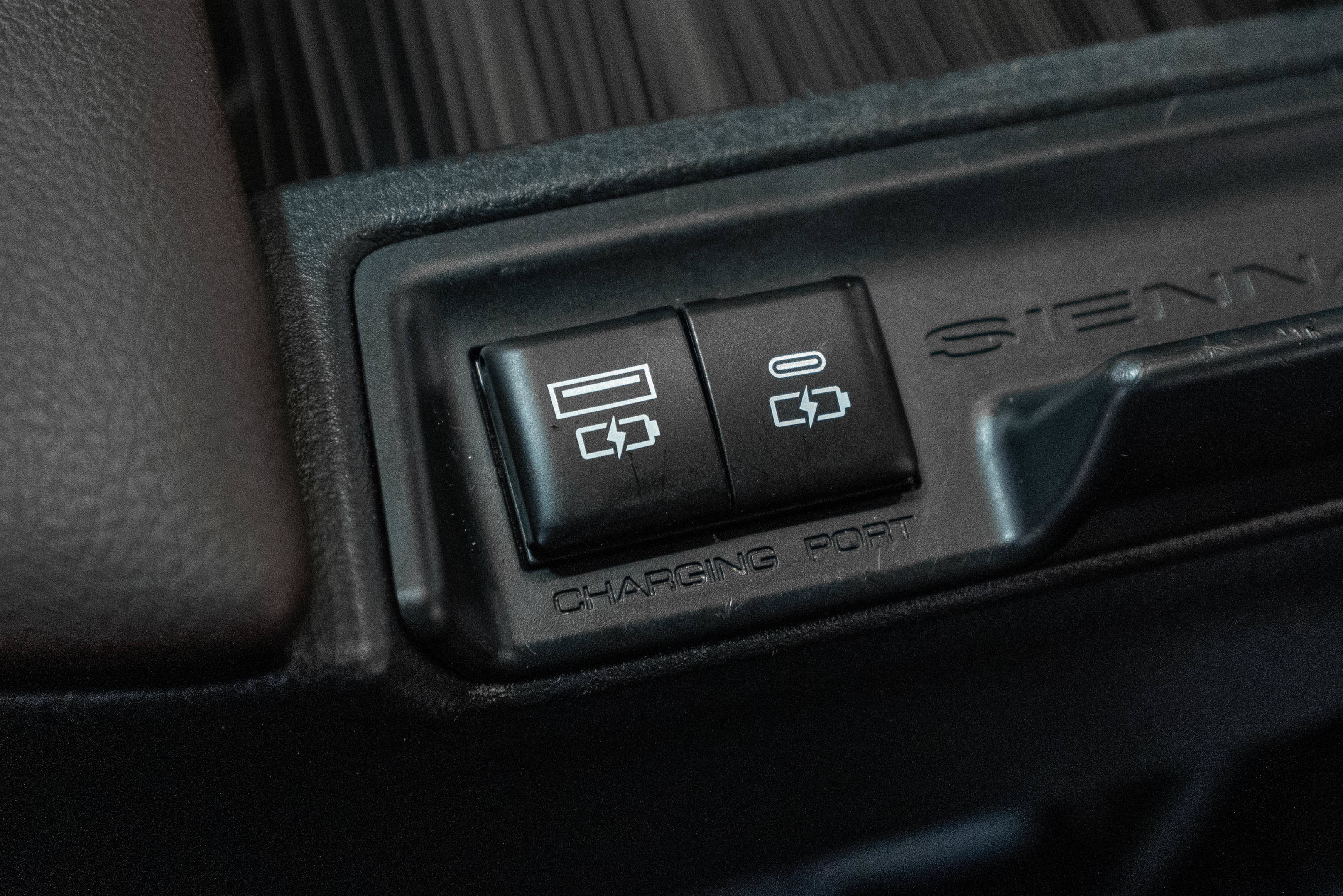 Used 2023 Toyota Sienna Platinum FWD image 35