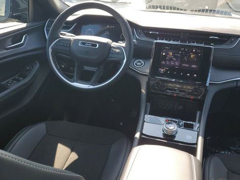 New 2025 Jeep Grand Cherokee Altitude image 11