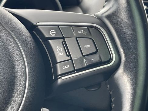 Used 2018 Jaguar F-PACE Premium image 33