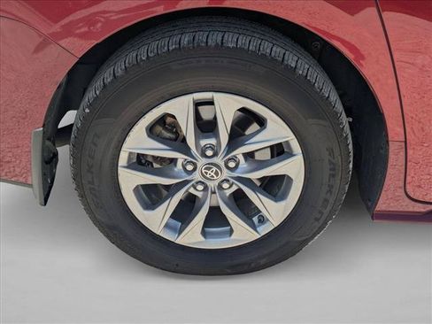 Used 2025 Toyota Sienna LE w/ LE Plus Package AWD/4WD image 9