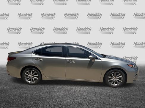 Used 2017 Lexus ES 300h w/ Luxury Package FWD image 11