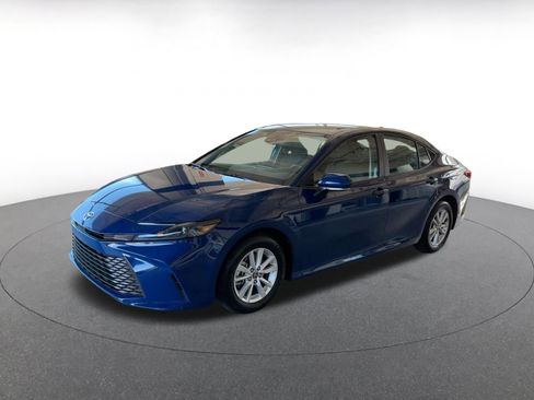Used 2025 Toyota Camry LE image 3