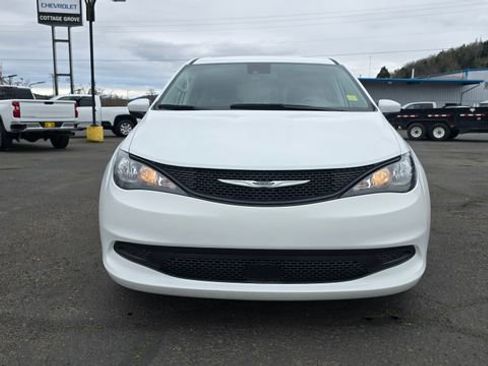 Used 2023 Chrysler Voyager LX image 2