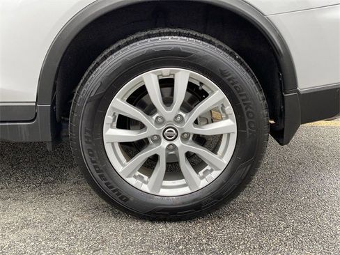 Certified 2018 Nissan Rogue SV image 11