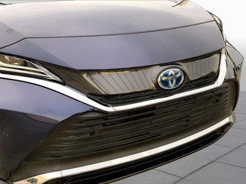 Used 2022 Toyota Venza XLE AWD/4WD image 28