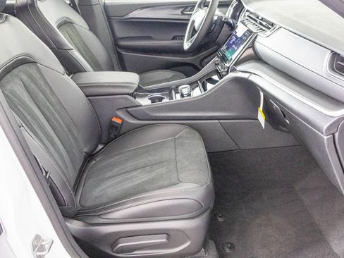 New 2025 Jeep Grand Cherokee Altitude image 36