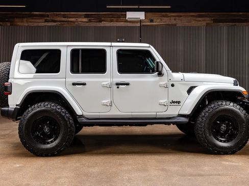 Used 2025 Jeep Wrangler Unlimited Sahara AWD/4WD image 9