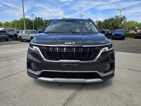 Used 2024 Kia Carnival LX image 3