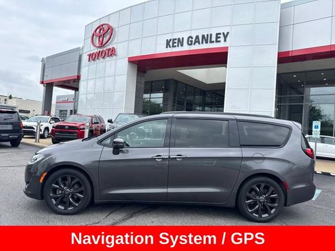 Used 2019 Chrysler Pacifica Limited w/ S Appearance Package FWD image 3