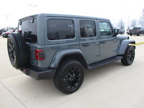 Used 2025 Jeep Wrangler Unlimited Sahara AWD/4WD image 7