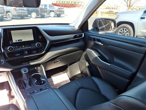 Used 2023 Toyota Highlander XLE image 12