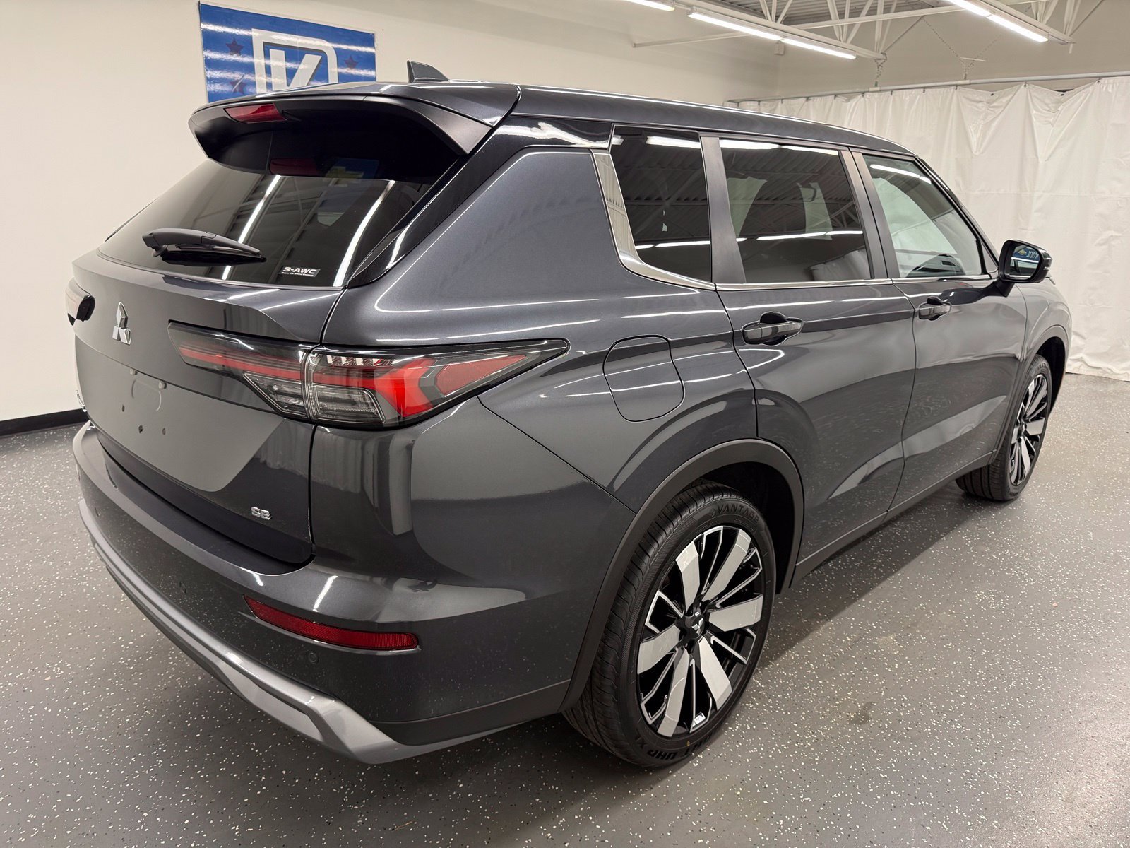 Used 2025 Mitsubishi Outlander SE AWD/4WD image 2