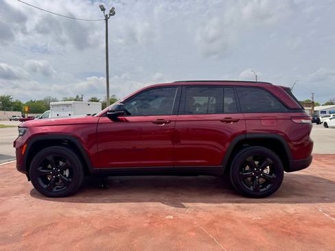 Used 2025 Jeep Grand Cherokee Altitude AWD/4WD image 8