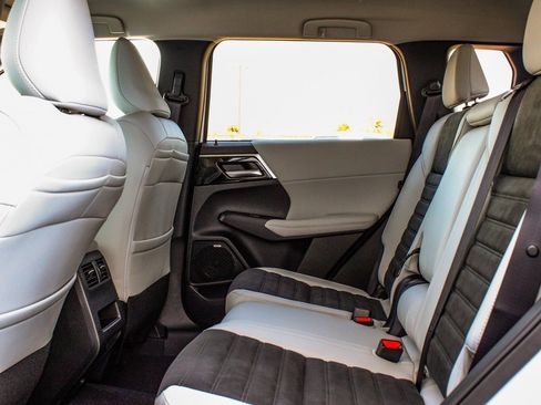 New 2025 Mitsubishi Outlander SE image 34