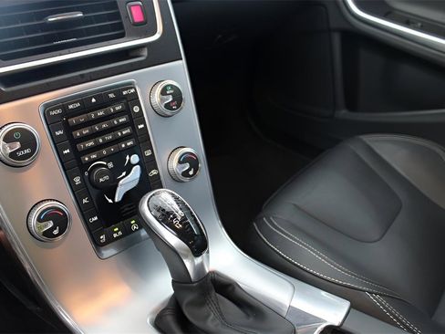 Used 2017 Volvo S60 T5 Dynamic image 25