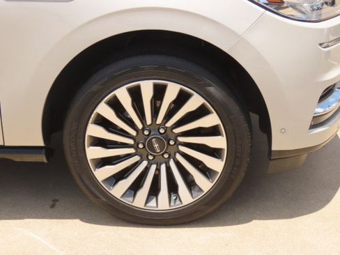 Used 2021 Lincoln Navigator Reserve w/ Luxury Package RWD image 7