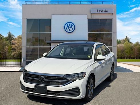 Certified 2023 Volkswagen Jetta SE w/ Panoramic Sunroof Package FWD image 4