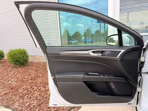 Used 2018 Ford Fusion SE w/ Equipment Group 602A FWD image 11