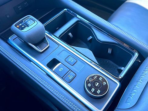 Used 2023 Nissan Pathfinder Platinum image 36