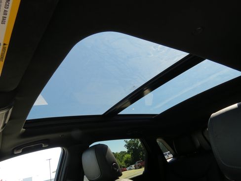 Certified 2022 Cadillac XT5 Premium Luxury w/ LPO, Floor Liner Package image 17