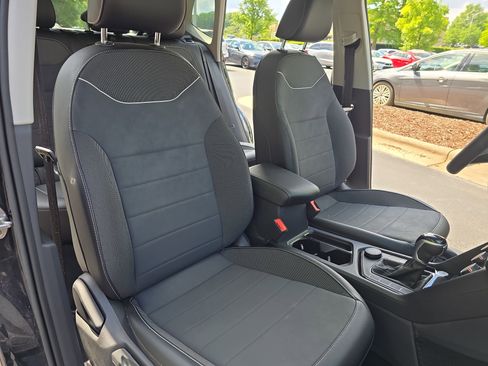 Used 2023 Volkswagen Taos SE w/ Panoramic Sunroof Package AWD/4WD image 10