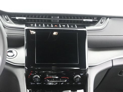 Used 2024 Jeep Grand Cherokee Laredo AWD/4WD image 26