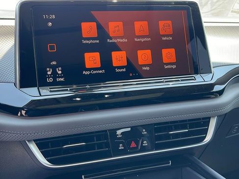 New 2025 Volkswagen Atlas Peak Edition SE image 18