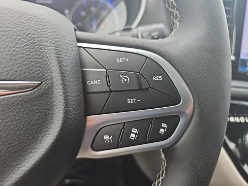 Used 2024 Chrysler Pacifica Touring-L FWD image 30