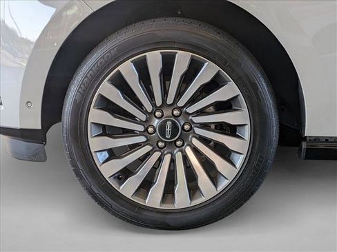 Used 2019 Lincoln Navigator Reserve image 14