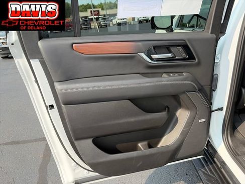 Used 2025 GMC Yukon XL Denali AWD/4WD image 17