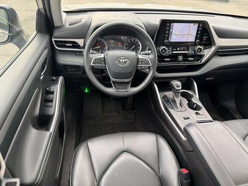 Used 2022 Toyota Highlander XLE FWD image 9