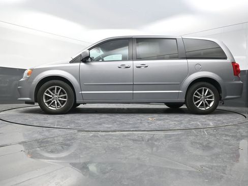 Used 2016 Dodge Grand Caravan SE image 24