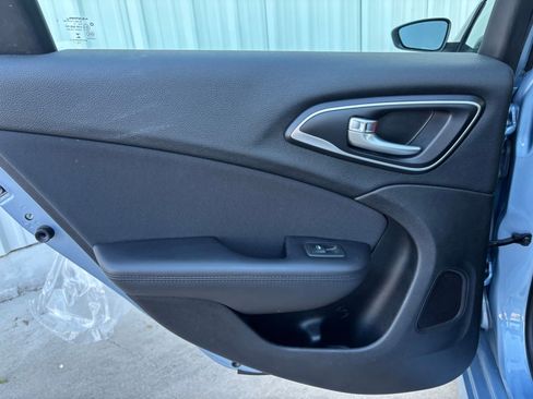 Used 2015 Chrysler 200 Limited w/ Convenience Group image 25