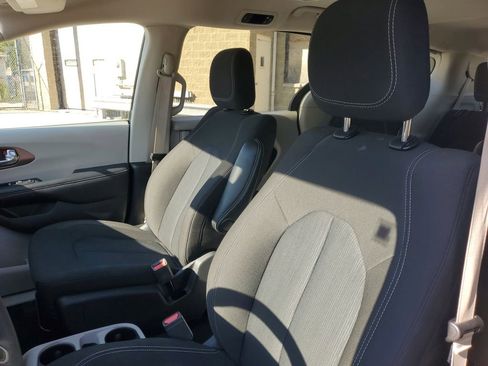 Used 2023 Chrysler Voyager LX FWD image 17