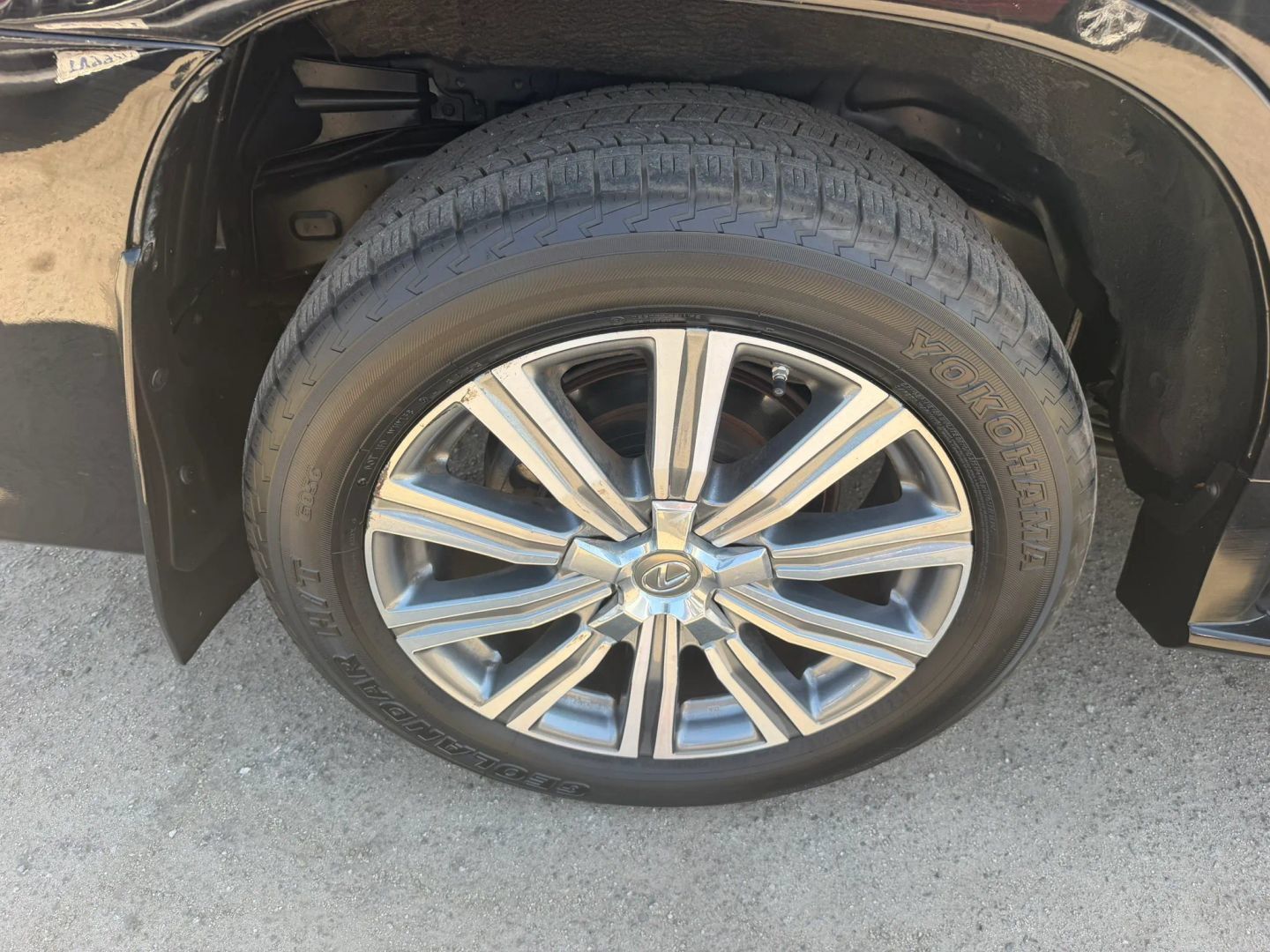 Used 2017 Lexus LX 570 4WD w/ Luxury Package image 41