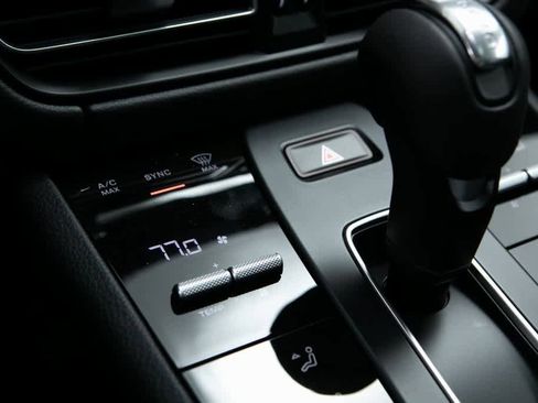 Certified 2025 Porsche Macan image 28