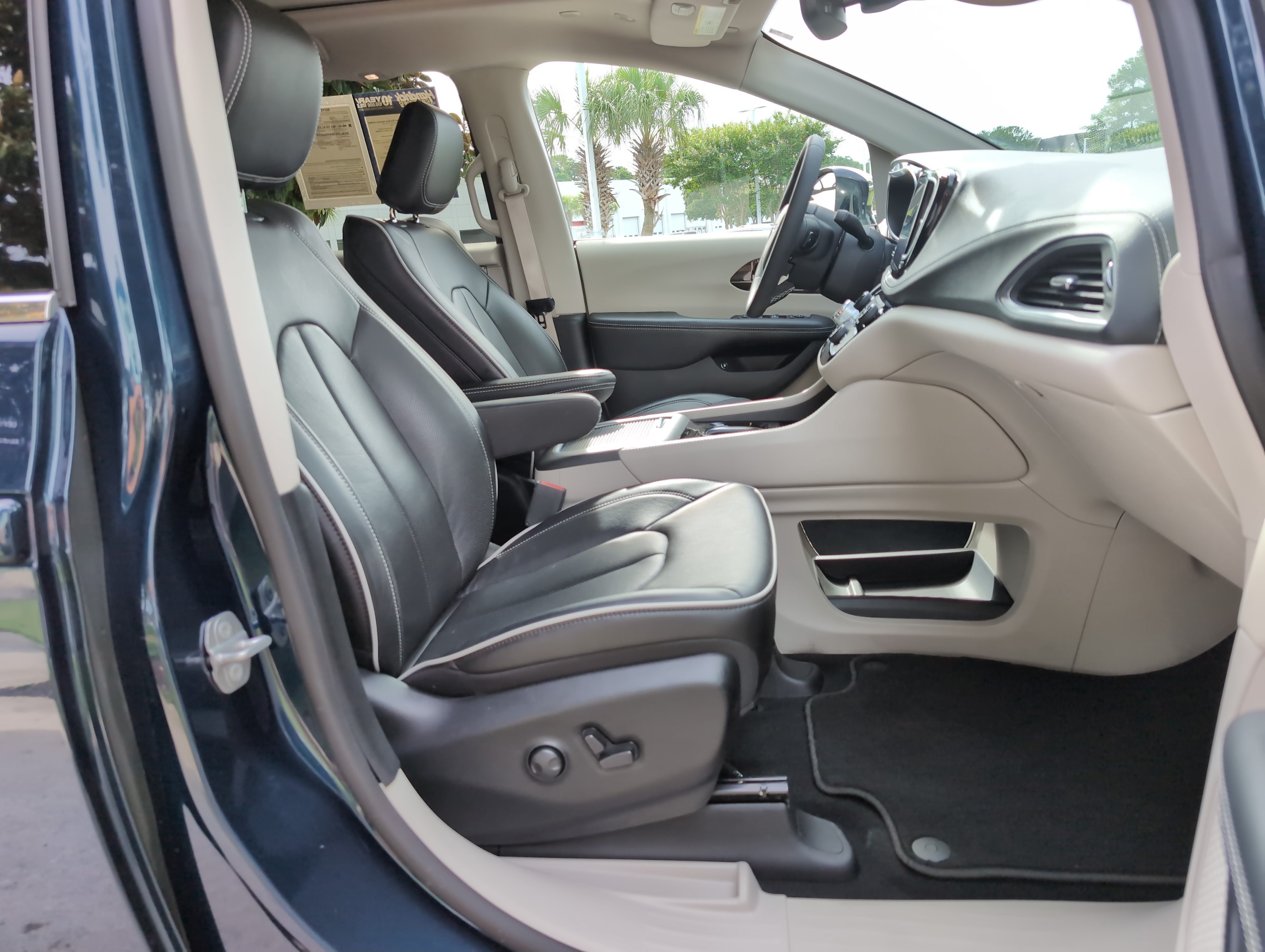 Used 2023 Chrysler Pacifica Limited FWD image 34