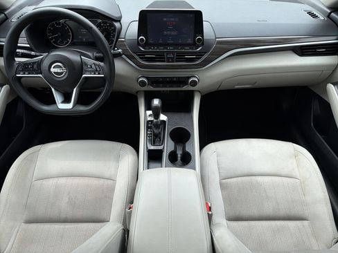 Used 2025 Nissan Altima 2.5 SV FWD image 3