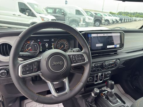 Used 2025 Jeep Wrangler Unlimited Sahara AWD/4WD image 9