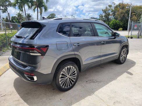 Used 2025 Volkswagen Taos SE FWD image 5