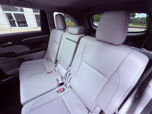 Used 2018 Toyota Highlander Limited Platinum FWD image 14