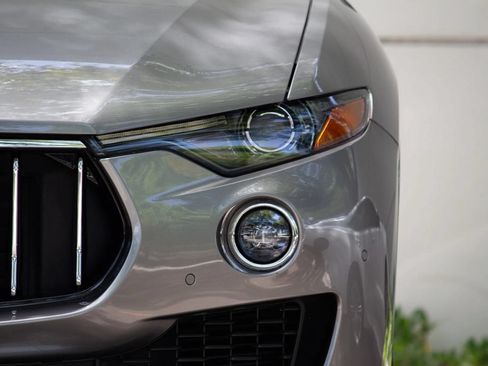 Used 2017 Maserati Levante w/ Luxury Package AWD/4WD image 22