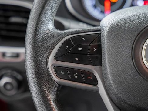 Used 2019 Jeep Cherokee Latitude w/ Popular Appearance Group image 27