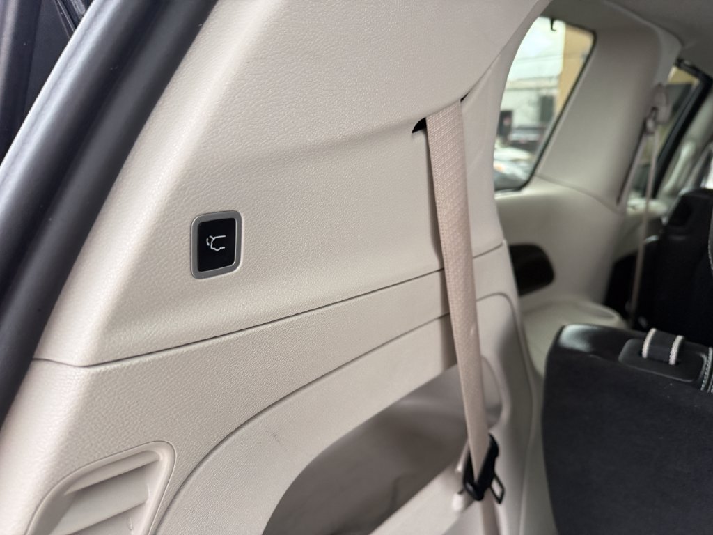 Used 2022 Chrysler Pacifica Touring-L FWD image 26