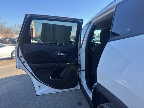 Used 2016 Jeep Cherokee Sport image 19