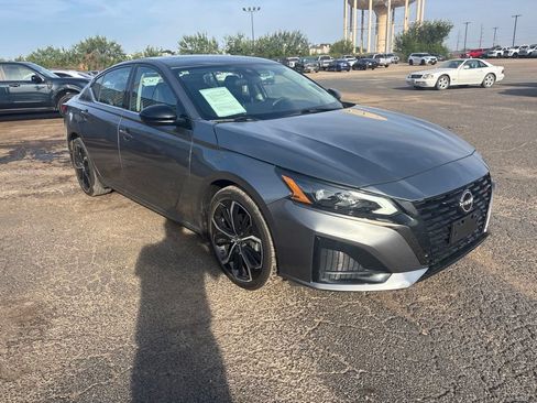 Used 2023 Nissan Altima 2.5 SR w/ SR Premium Package FWD image 3
