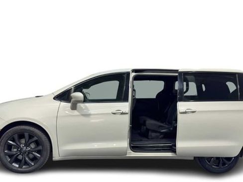 Used 2020 Chrysler Pacifica Touring w/ S Appearance Package FWD image 8