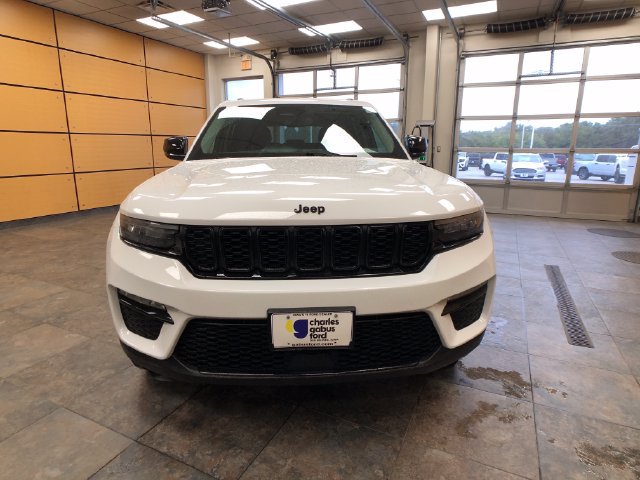 Used 2023 Jeep Grand Cherokee Limited w/ Black Appearance Package AWD/4WD image 2